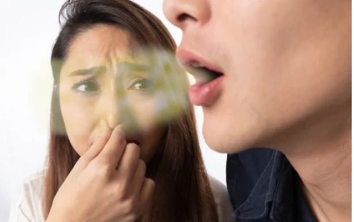 hoi-tho-co-mui-hoi-gay-anh-huong-den-nhung-nguoi-xung-quanh